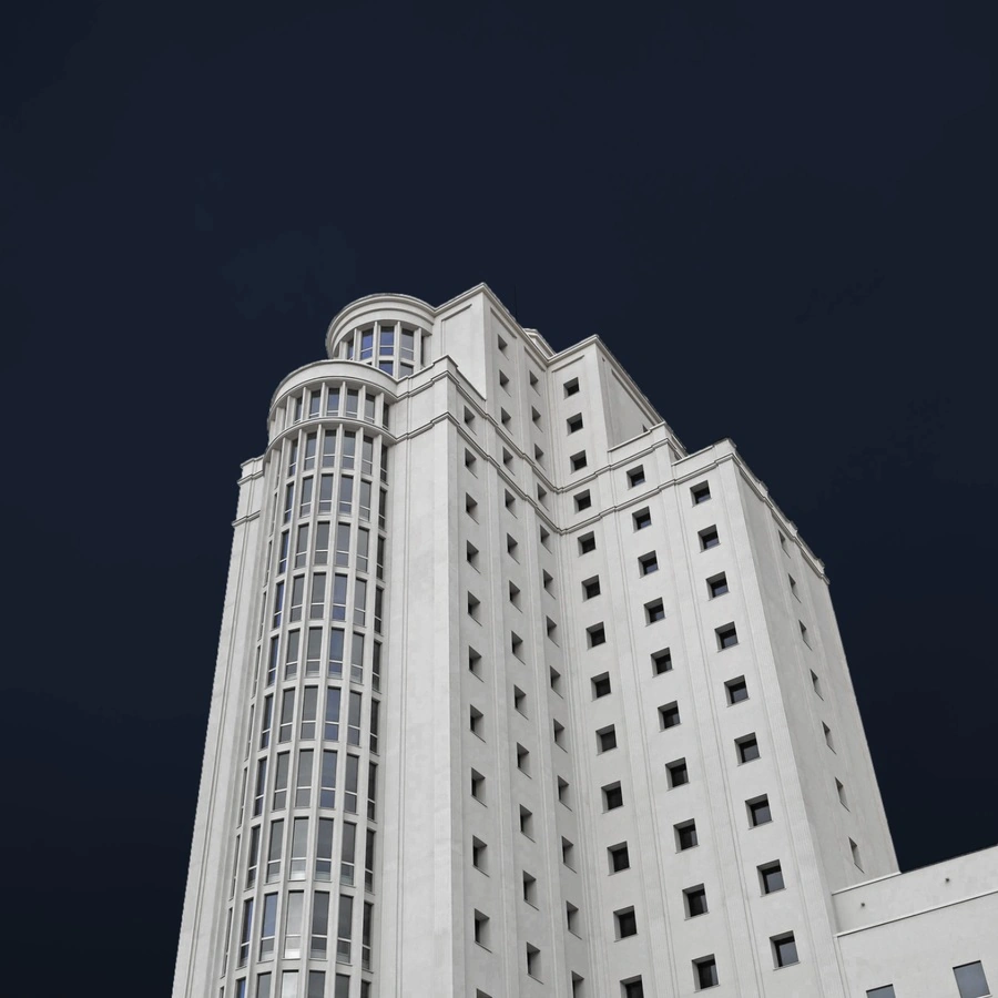 Edificio judicial sobre cielo azul marino